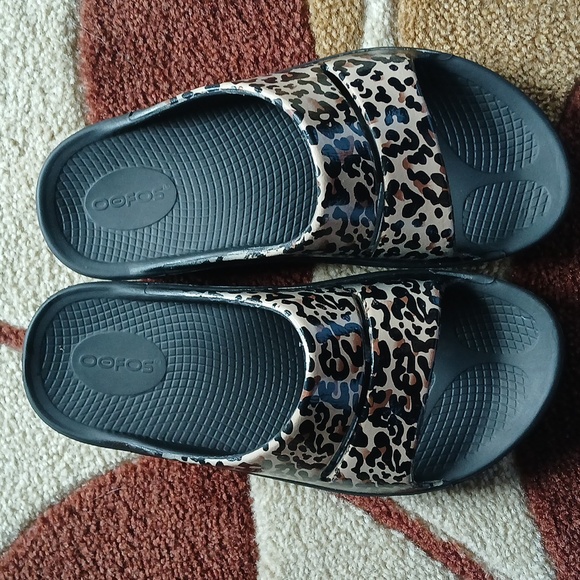 Women's OOFOS leopard print slides size 38 - Picture 7 of 8